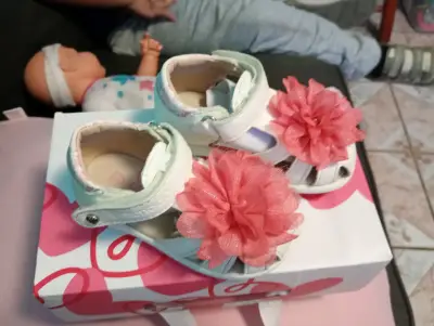 Sandalias blancas con flores - miniatura 1
