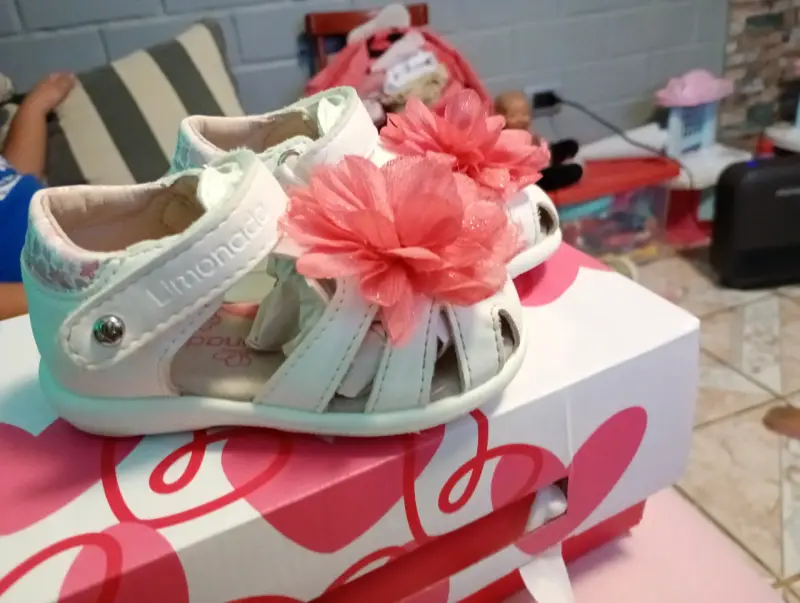 Sandalias blancas con flores - 2