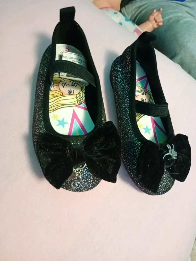 Zapatos negros con brillo para niña - 1
