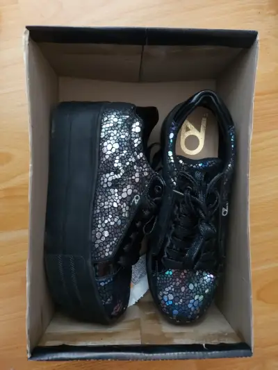 Zapatillas negras con plataforma marca oz - miniatura 3