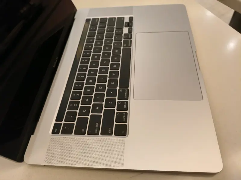 MacBook Pro 16 i9 2.3 64gb SSD 1tb Radeon 5500M 4g - 6