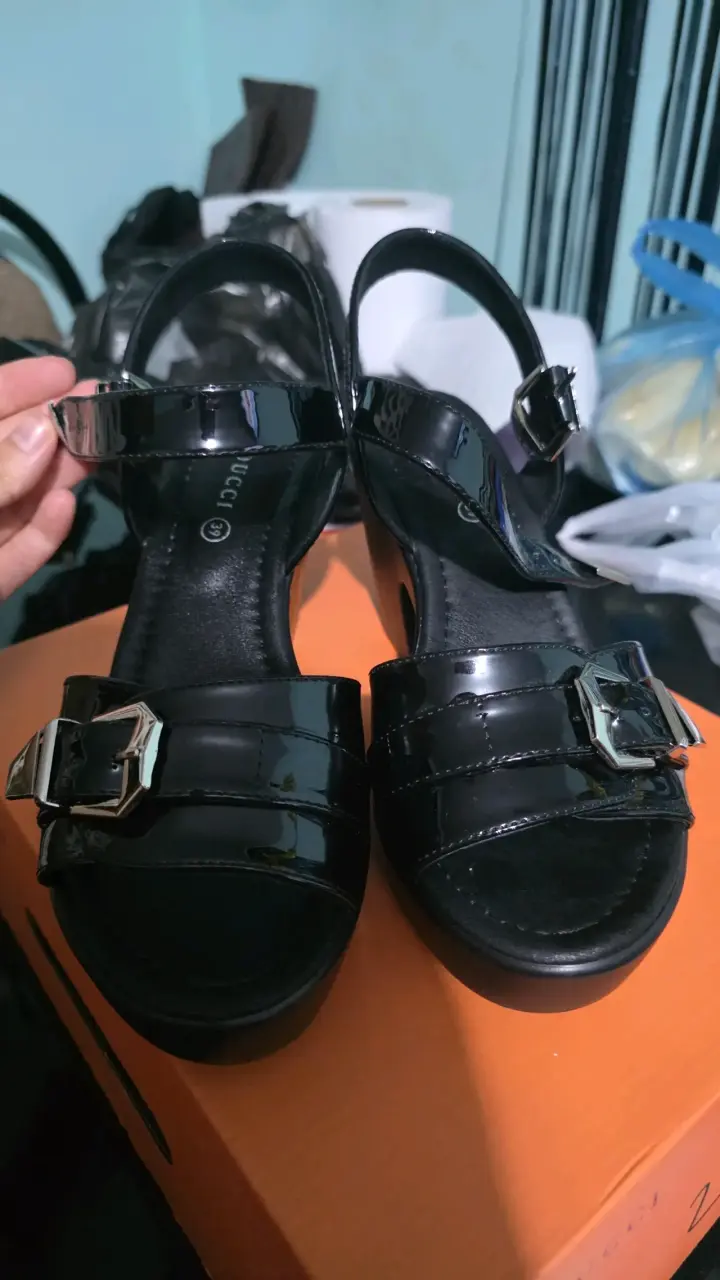 Sandalias negras con hebilla - 1