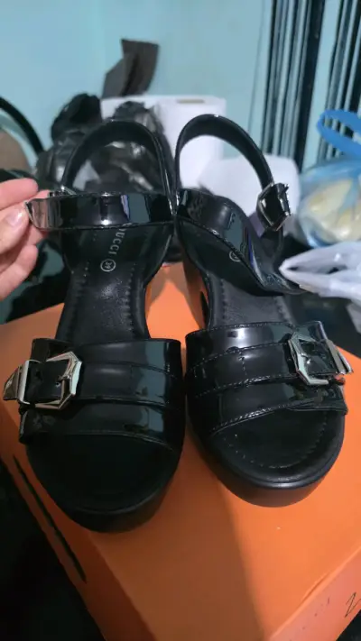 Sandalias negras con hebilla - miniatura 1