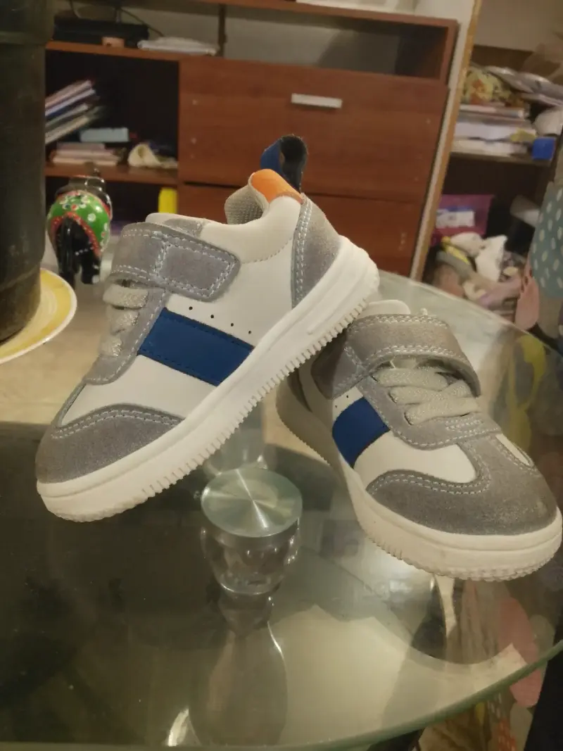Zapatillas infantiles blancas y grises