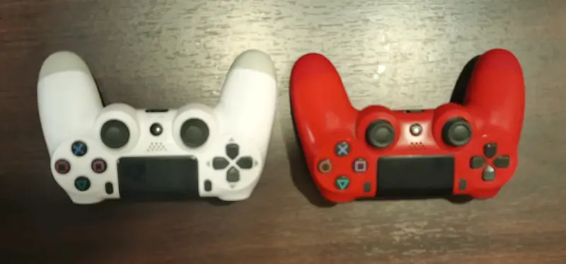 Consola PS4 con juegos y controles - 2