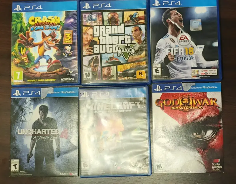 Consola PS4 con juegos y controles - 3