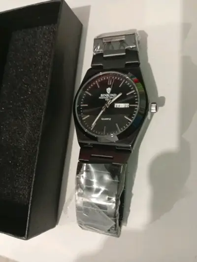 Reloj de pulsera negro elegante - miniatura 3
