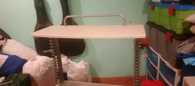 Escritorio de vidrio con estantes - miniatura 2