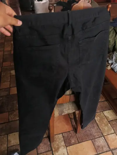Jeans negros clásicos - miniatura 3