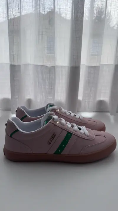 Zapatillas Guess rosadas nuevas - miniatura 3