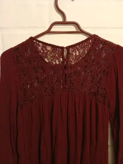 Vestido burdeo con encaje - miniatura 2
