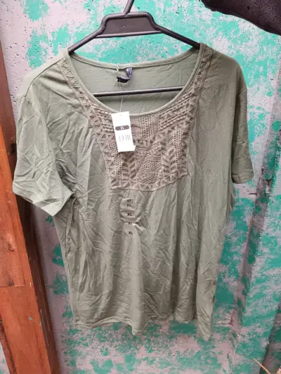 Polera verde con detalle bordado - miniatura 1