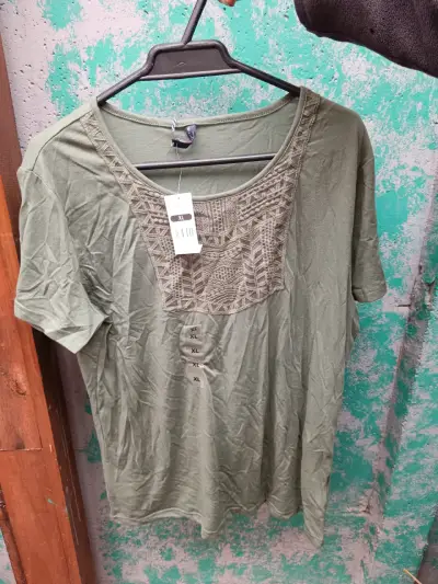 Polera verde con detalle bordado - miniatura 2