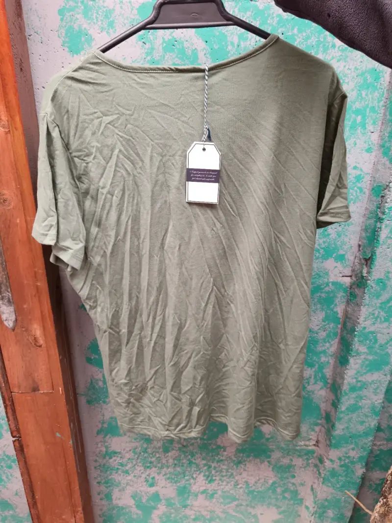 Polera verde con detalle bordado - 3
