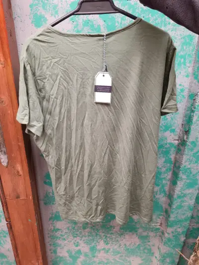 Polera verde con detalle bordado - miniatura 3