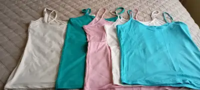 Lote de camisetas sin mangas coloridas - miniatura 1