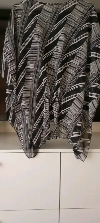 Blusa negra con diseño a rayas - miniatura 1