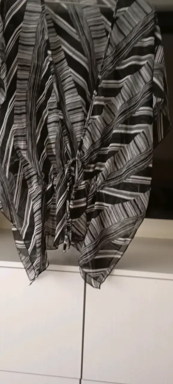 Blusa negra con diseño a rayas - 2