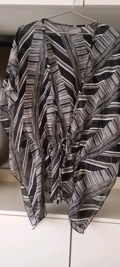 Blusa negra con diseño a rayas - miniatura 3