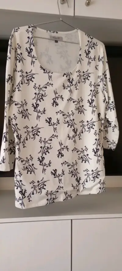 Blusa blanca con estampado floral - miniatura 1