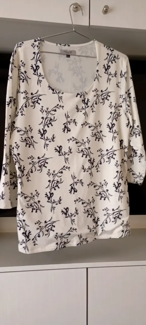 Blusa blanca con estampado floral - 2