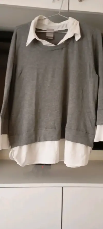 Sweater gris con camisa blanca - miniatura 1