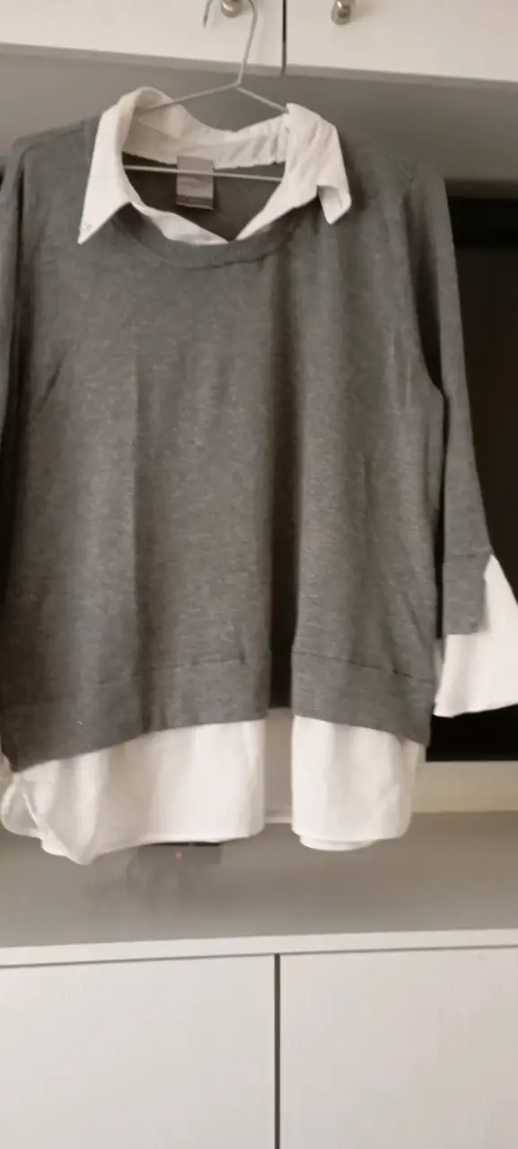 Sweater gris con camisa blanca - 2