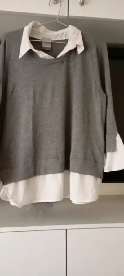 Sweater gris con camisa blanca - miniatura 2