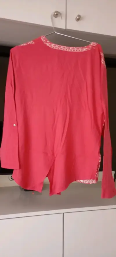 Blusa rosa con detalles florales - miniatura 1