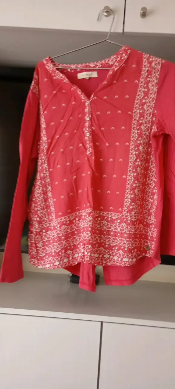 Blusa rosa con detalles florales - 2