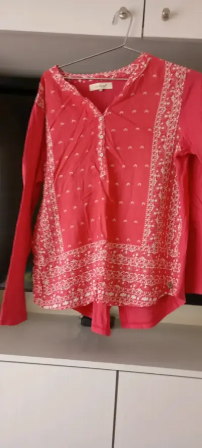 Blusa rosa con detalles florales - miniatura 2