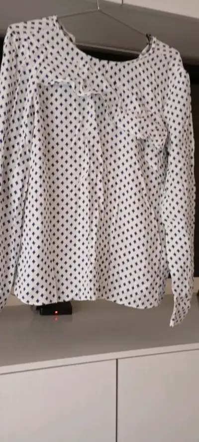 Blusa blanca con estampado azul - miniatura 1