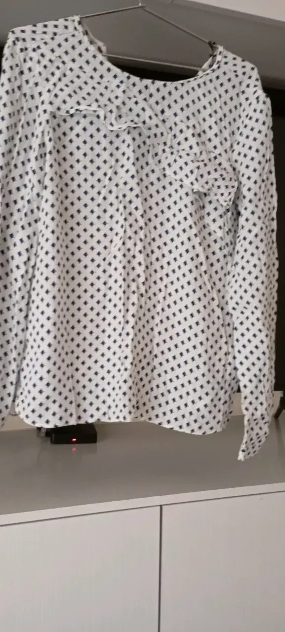 Blusa blanca con estampado azul - 2