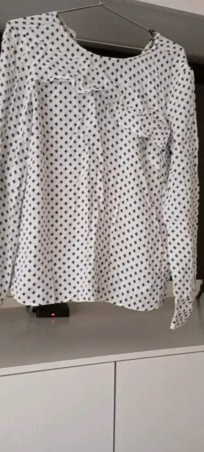 Blusa blanca con estampado azul - miniatura 2