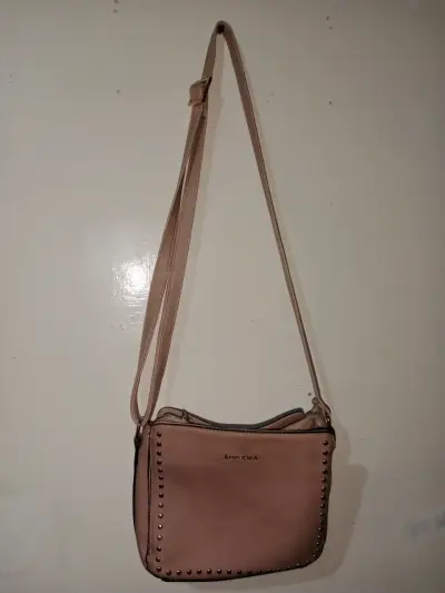 Cartera rosa con tachas - miniatura 1
