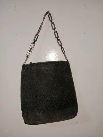 Cartera negra con cadena - miniatura 1
