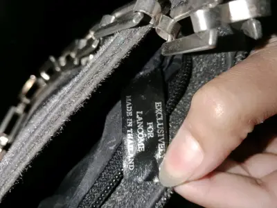 Cartera negra con cadena - miniatura 3
