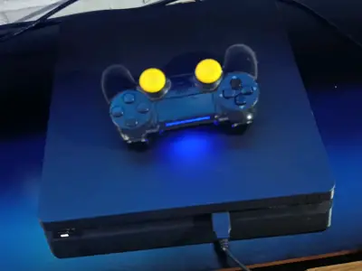Consola de videojuegos con control - miniatura 1