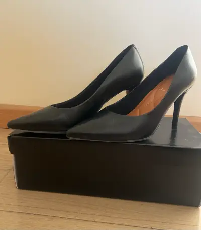 Tacones Vía Uno negros clásicos - miniatura 1