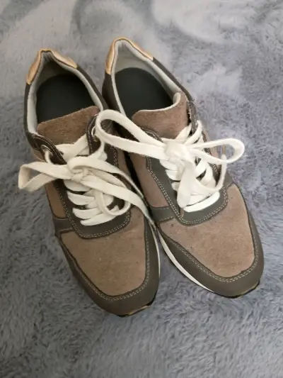 Zapatillas deportivas grises de dama número 35.cue - miniatura 1