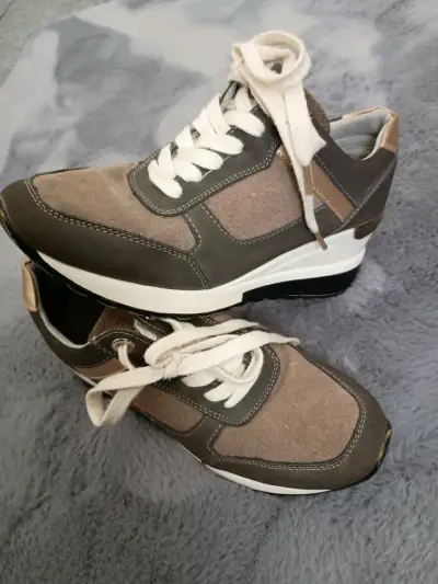 Zapatillas deportivas grises de dama número 35.cue - miniatura 2