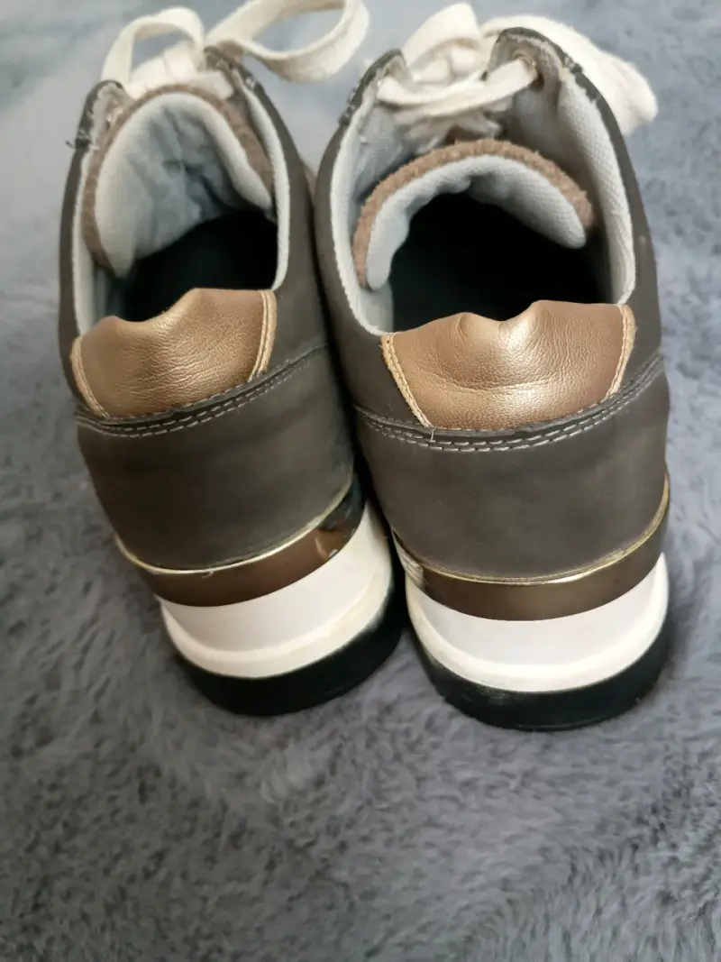 Zapatillas deportivas grises de dama número 35.cue - 3