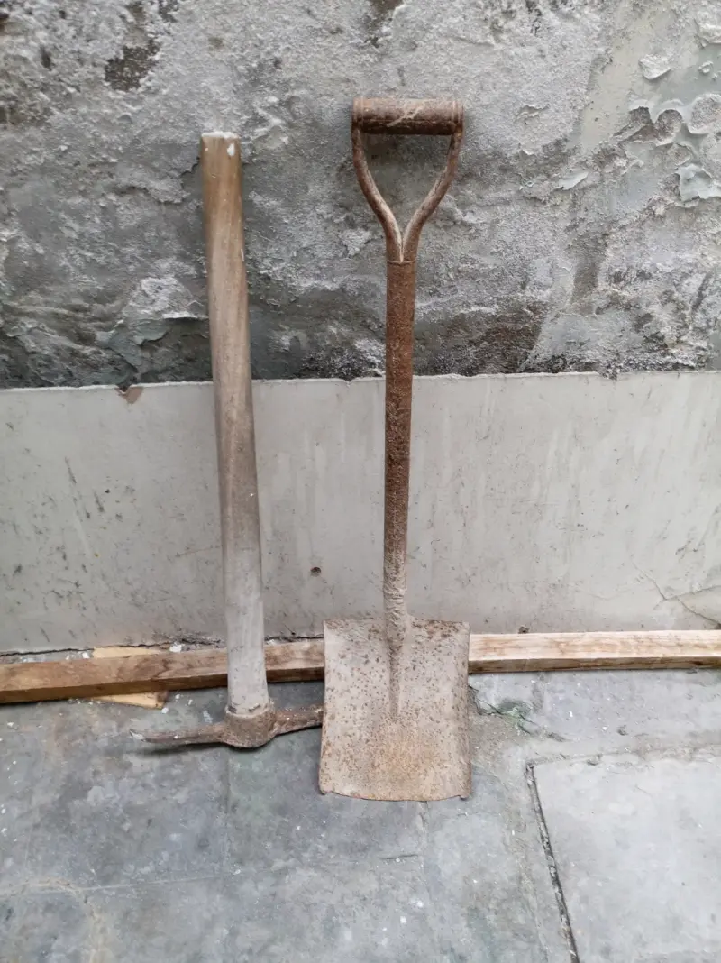 Picota de construcción usada - 4