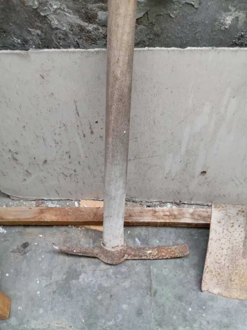 Picota de construcción usada - 5