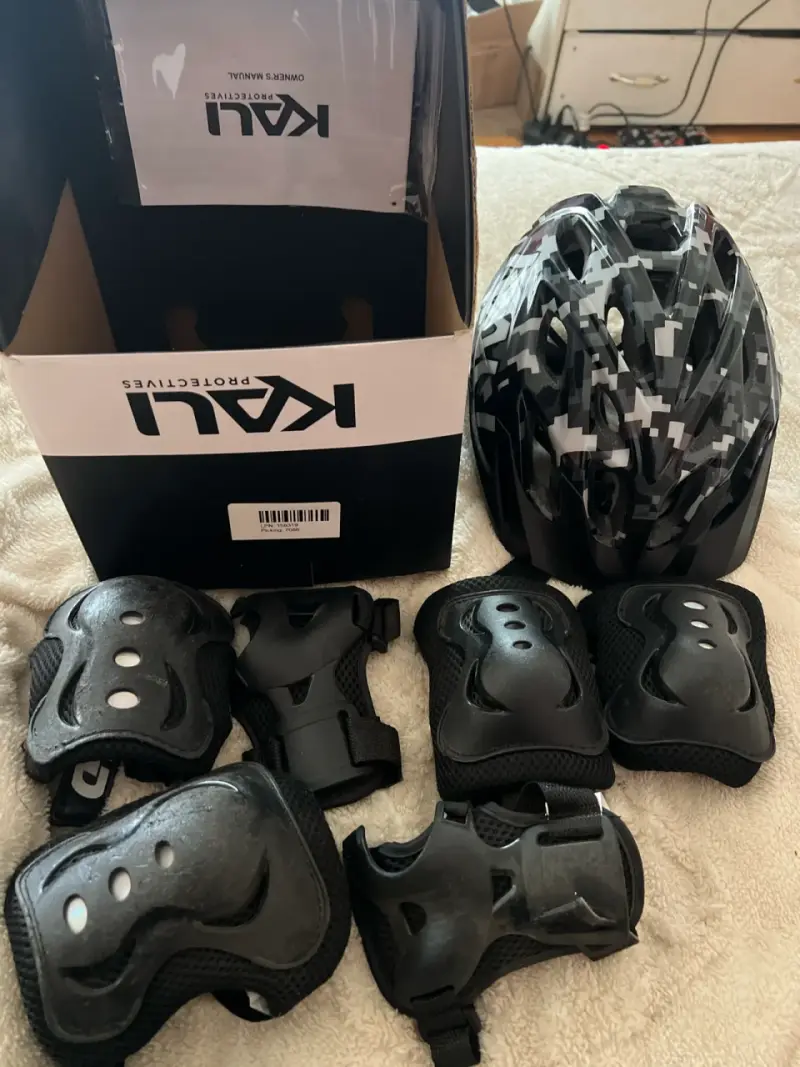 Casco y protecciones KALI niño