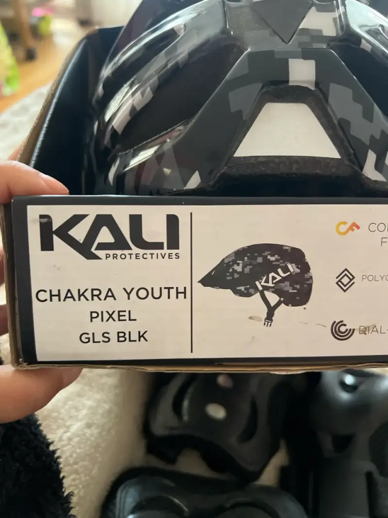 Casco y protecciones KALI niño - 3