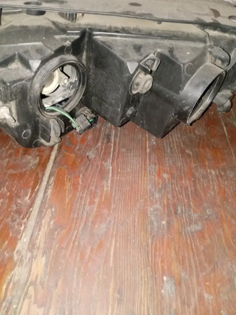 Foco delantero de auto usado - 2