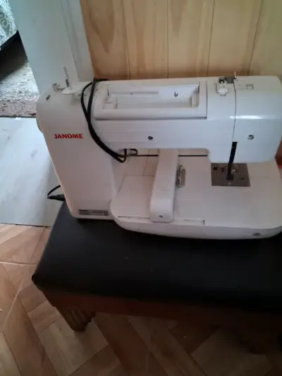 Máquina de bordadora Janome blanca - miniatura 1