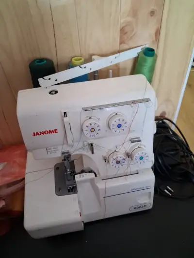Máquina de bordadora Janome blanca - miniatura 2