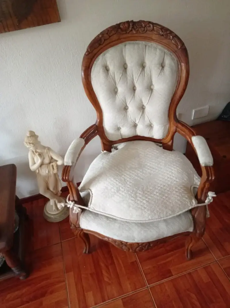 Sillón antiguo de madera tallada